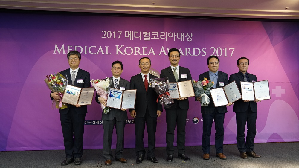 (축소)민트병원_김재욱 대표원장 수상_2017메디컬코리아대상3.jpg